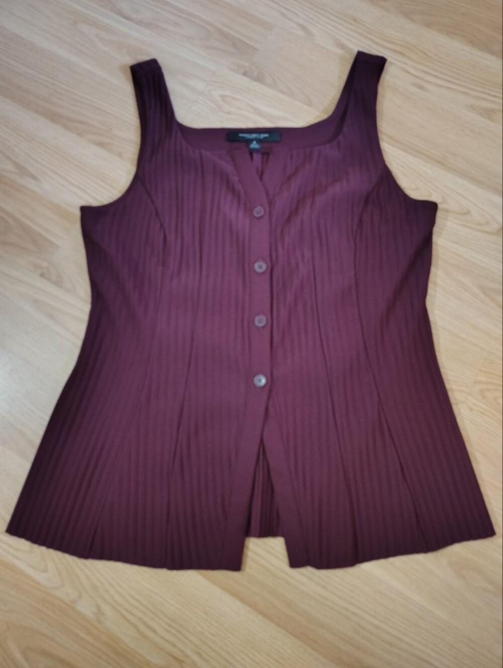 Sleeveless Ribbed Button-Front Tank Top in Burgundy